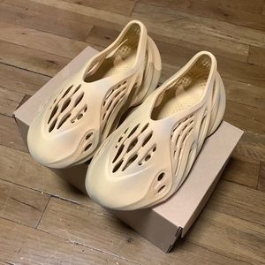 YZY FOAM RNR SIZE US 4